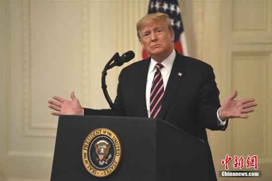 当地时间2月6日,美国总统特朗普在白宫东厅就弹劾案“无罪”裁决发表讲话。中新社记者 陈孟统 摄 干涉前竞选顾问案?特朗普:没这么做但我有权干预