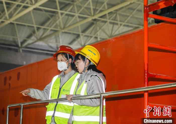 周菂与同事 张卉 摄