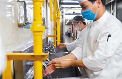 北京多家餐厅增加送餐到家服务 对外卖配送员测体温