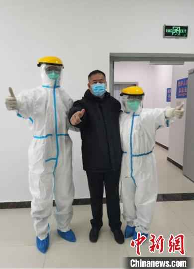 侯锐钢要求队员们严格训练防护服的穿脱。受访者供图 一碗山西面回馈湖北潜江授予的荣誉