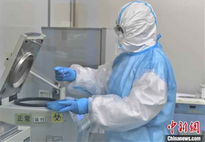 全副武装开展核酸检测。 杜炳勋 摄 探访新疆兵团“核酸检测人员”:离病毒最近 如“雷区”排雷