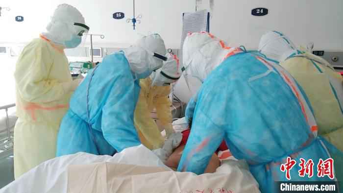 图为,医护人员在给患者诊疗。山东大学齐鲁医院供图 山东支援湖北医疗队贡献战“疫”齐鲁智慧