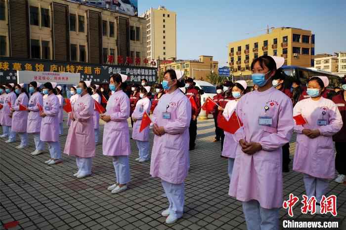 4月7日下午,当地医务工作者欢迎江西最后一批援鄂防疫队员凯旋。 龚晶晶 摄 江西最后一批援助湖北防疫队员平安凯旋