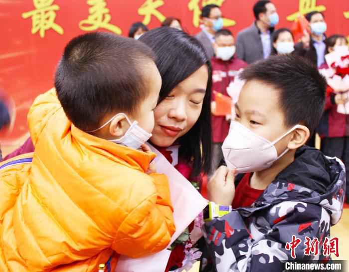 图为母子重聚。 林榕生 摄 福建宁德首批援鄂医疗分队凯旋:和家人好好吃一餐团圆饭